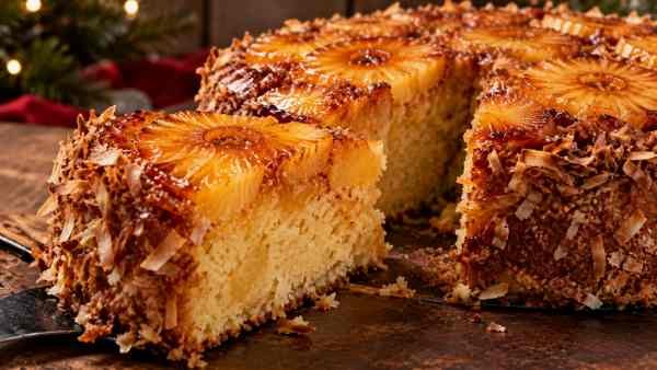 Bolo Invertido de Abacaxi com Coco Tostado e Calda de Rum