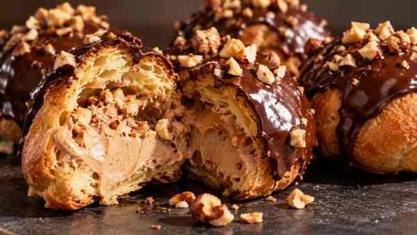 Bombas de Chocolate com Creme de Café e Crocante de Avelã