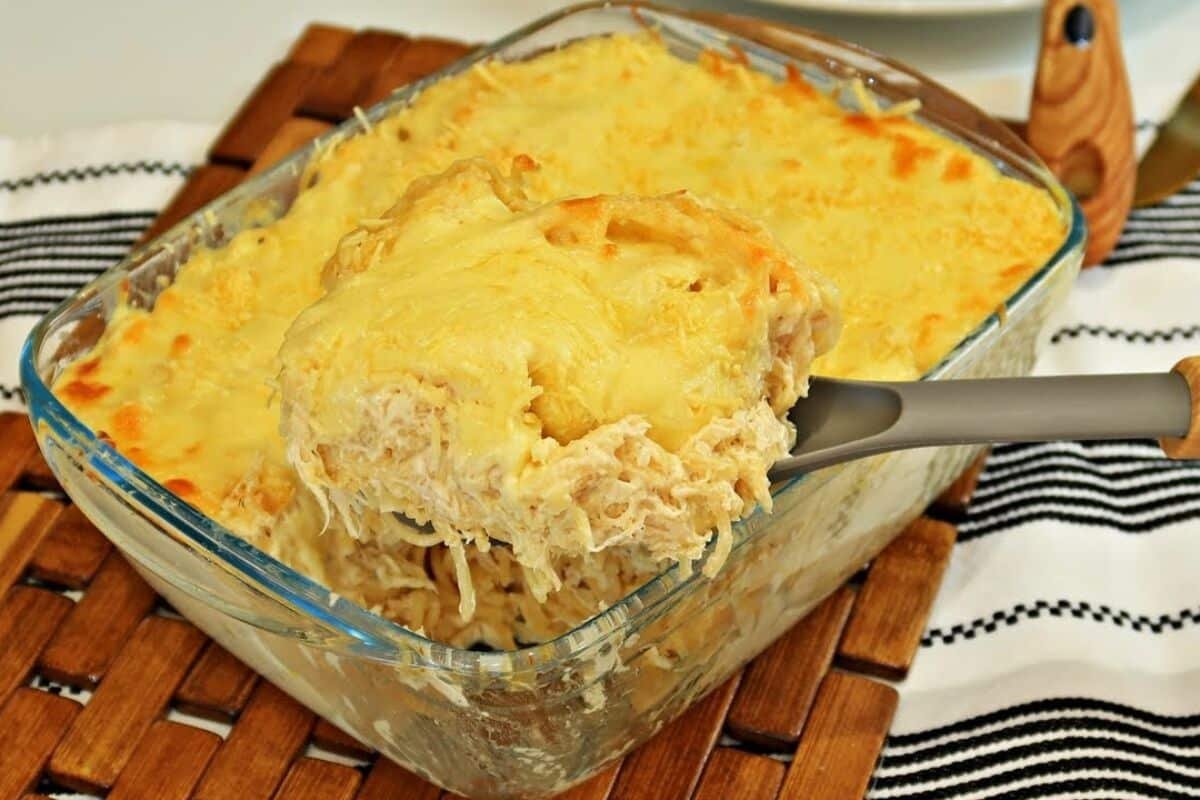 Macarrão com Frango ao Molho Branco Gratinado