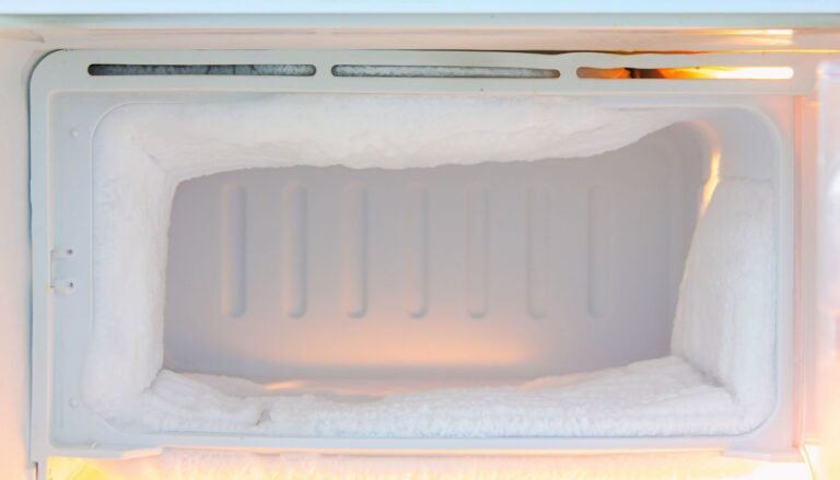 Descongele seu freezer sem precisar desligá-lo da tomada com este método simples e eficaz