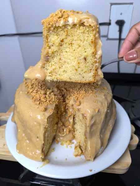 Bolo de Paçoca Superfofinho com Cobertura Cremosa Caseiro