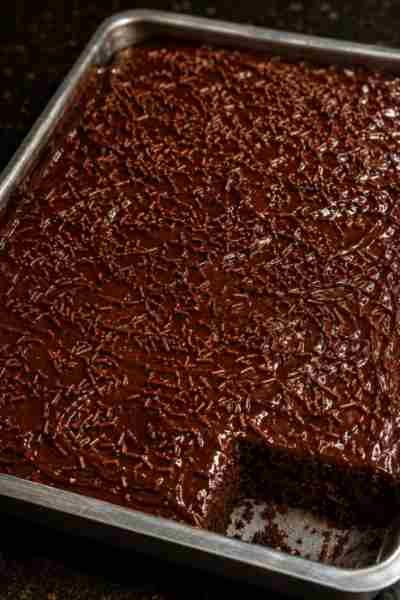 Bolo Nega Maluca com Cobertura de Brigadeiro
