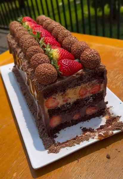 Bolo Trufado de Chocolate com Morangos