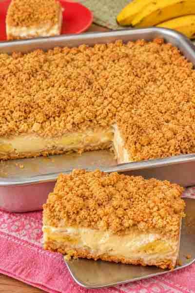 Cuca de Banana com Creme e Farofa Crocante Caseiro