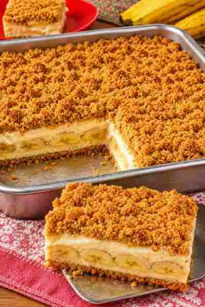 Cuca de Banana com Creme e Farofa Crocante