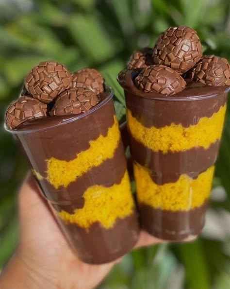 Copo da Felicidade de Bolo de Cenoura pronto para servir