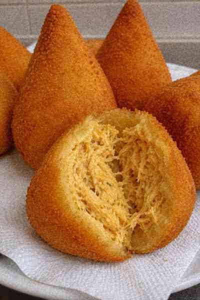Coxinha de Frango Crocante e Cremosa pronto para servir