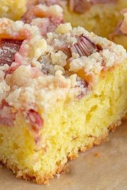 Cuca de Morango com Farofa Crocante pronto para servir