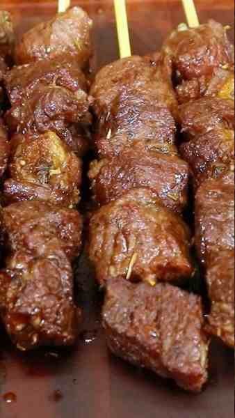 Espetinho de Carne Douradinho pronto para servir