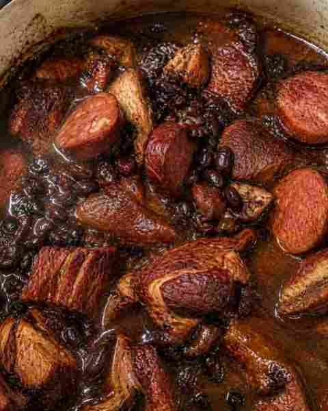 Feijoada Fica com o Caldo Tão Cremoso Caseiro pronto para servir
