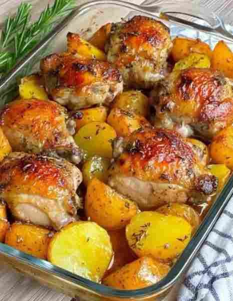 Frango Assado com Batatas que Derrete na Boca Caseiro pronto para servir
