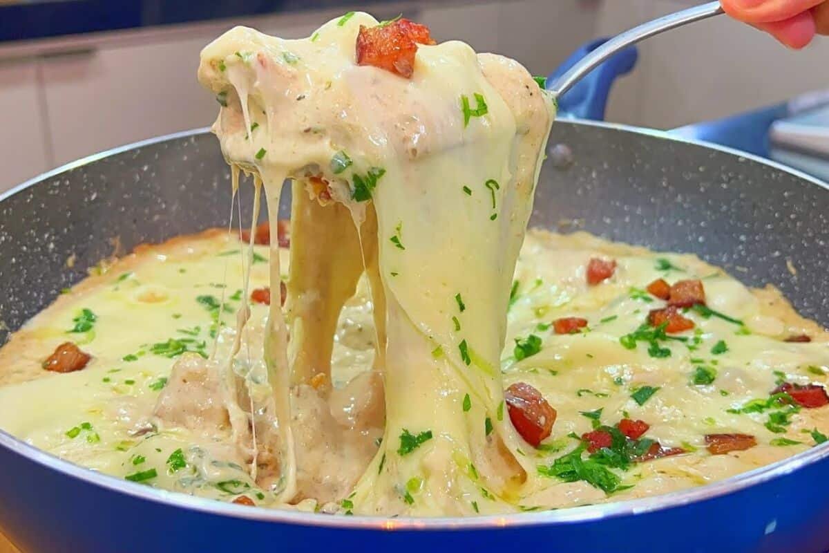 Frango com Creme de Bacon e Queijo Derretido