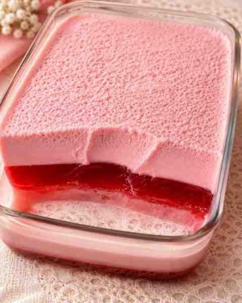 Gelatina Cremosa de Morango com Duas Camadas