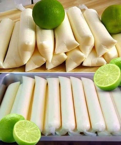 Geladinhos cremosos de limão em saquinhos acompanhados de limões verdes