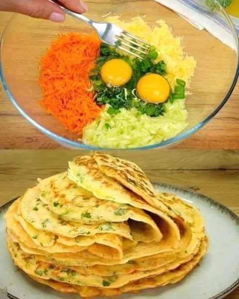 Panquequinhas de legumes douradas empilhadas em um prato