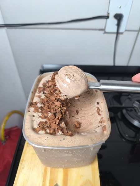 Sorvete Cremoso de Chocolate com Leite Ninho