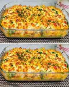 Batatas e carne moída montadas em camadas com molho cremoso e queijo para um almoço de forno fácil.