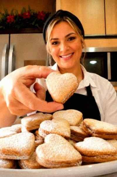 Biscoitinhos Amanteigados de Canela com doce de leite pronto para servir