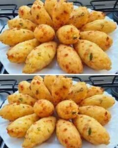 Bolinho de arroz dourado e sequinho servido em prato