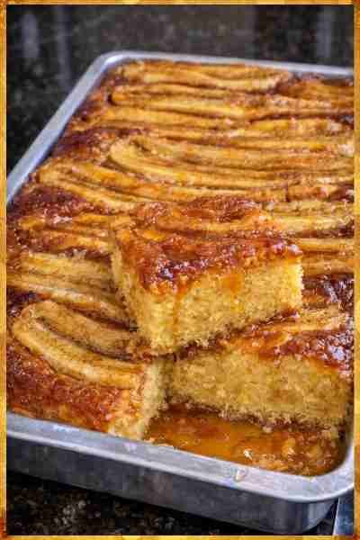 Bolo de Banana Caramelizada Sai do Forno com Uma Cobertura Brilhante
