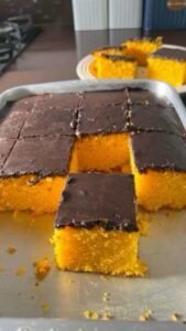 Bolo de Cenoura Fofinho com Cobertura Crocante pronto para servir