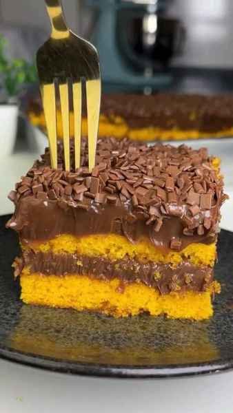 Bolo de Cenoura Recheado pronto para servir