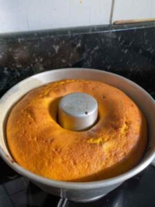 Bolo de Cenoura Simples e Fofinho pronto para servir