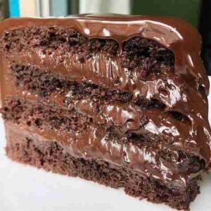 Bolo de Chocolate com Brigadeiro Cremoso pronto para servir