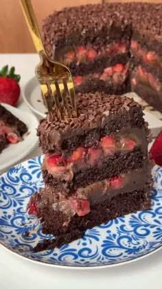 Bolo de Chocolate com Brigadeiro e Morango