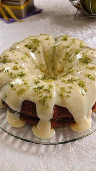 Bolo de Chocolate com Cobertura Cremosa de Limão