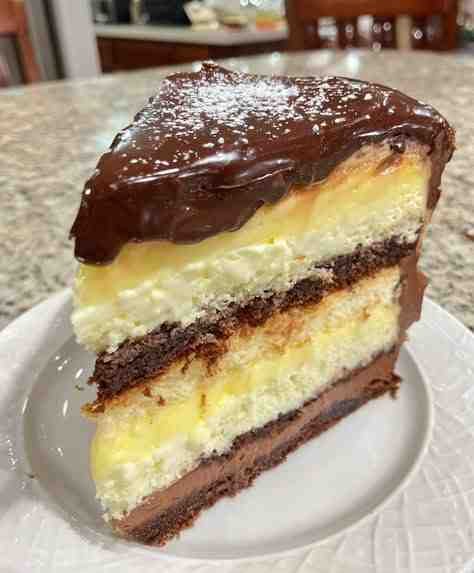 Bolo de Chocolate com Creme Branco e Maracujá