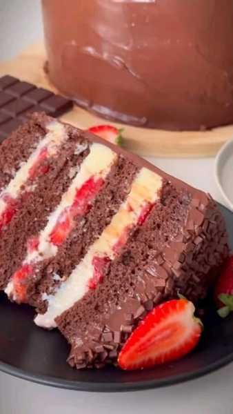 Bolo de Chocolate com Morangos e Creme Branco pronto para servir