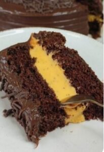 Bolo de Chocolate com Recheio Cremoso de Maracujá pronto para servir