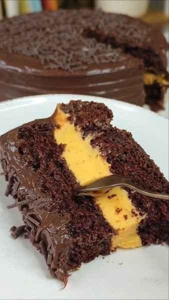 Bolo de Chocolate com Recheio de Maracujá pronto para servir
