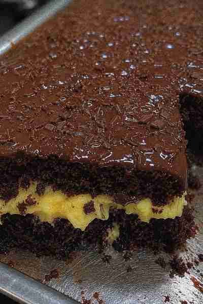 Bolo de Chocolate com Recheio de Ninho pronto para servir