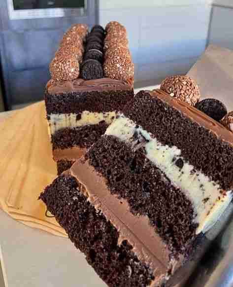 Bolo de Chocolate com Recheio de Oreo e Brigadeiro pronto para servir