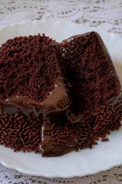 Bolo de Chocolate Fofinho da Vó pronto para servir