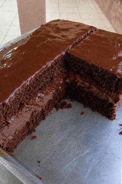 Bolo de Chocolate Simples com Calda Cremosa Simples