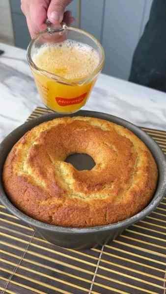 Bolo de Fubá Fofinho com Laranja pronto para servir