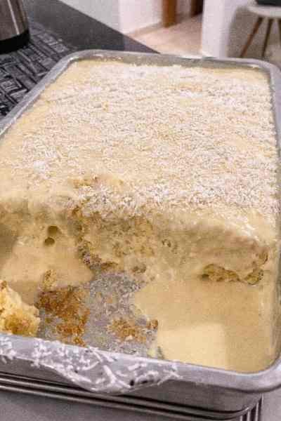 Bolo de Leite Condensado com Coco Delicioso pronto para servir