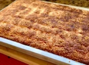 Bolo de limão com iogurte e coco: receita profissional super úmida para vender em fatias