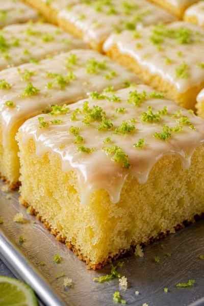 Bolo de Limão Feito à Mão pronto para servir