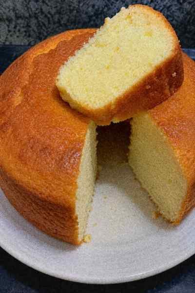 Bolo de Manteiga Simples Caseiro pronto para servir