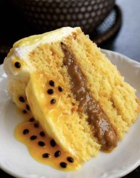 Bolo de Maracujá com Recheio de Doce de Leite pronto para servir