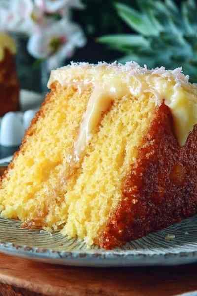 Bolo de Milho Cremoso com Cobertura de Coco pronto para servir