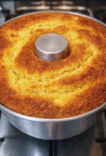 Bolo de Milho Cremoso de Liquidificador Caseiro pronto para servir