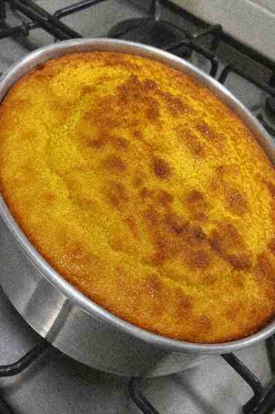 Bolo de Milho Mais Gostoso do Mundo Simples pronto para servir