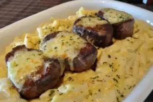 Filé mignon ao molho quatro queijos na frigideira: como selar e obter molho cremoso em 30
