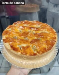 Torta cremosa de banana servida em fatias