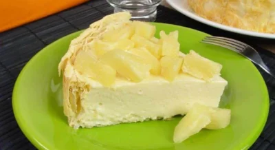 Torta folhada de abacaxi fatiada em prato de sobremesa